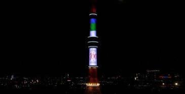 Останкинская башня в Москве окрасилась в цвета флага Коми