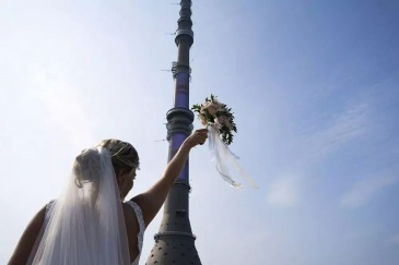 В День города в Москве поженились более 700 пар